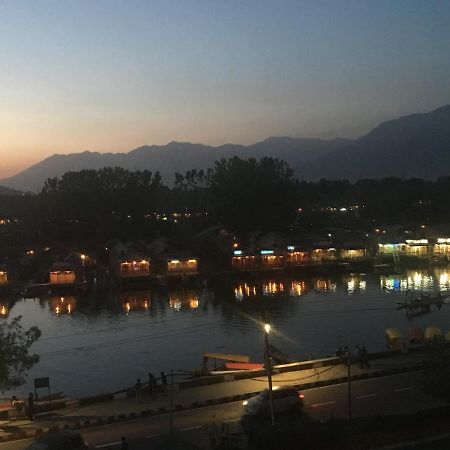 Shah Abbas Hotel At Dal Lake Srīnagar 외부 사진