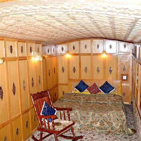 Shah Abbas Hotel At Dal Lake Srīnagar 외부 사진